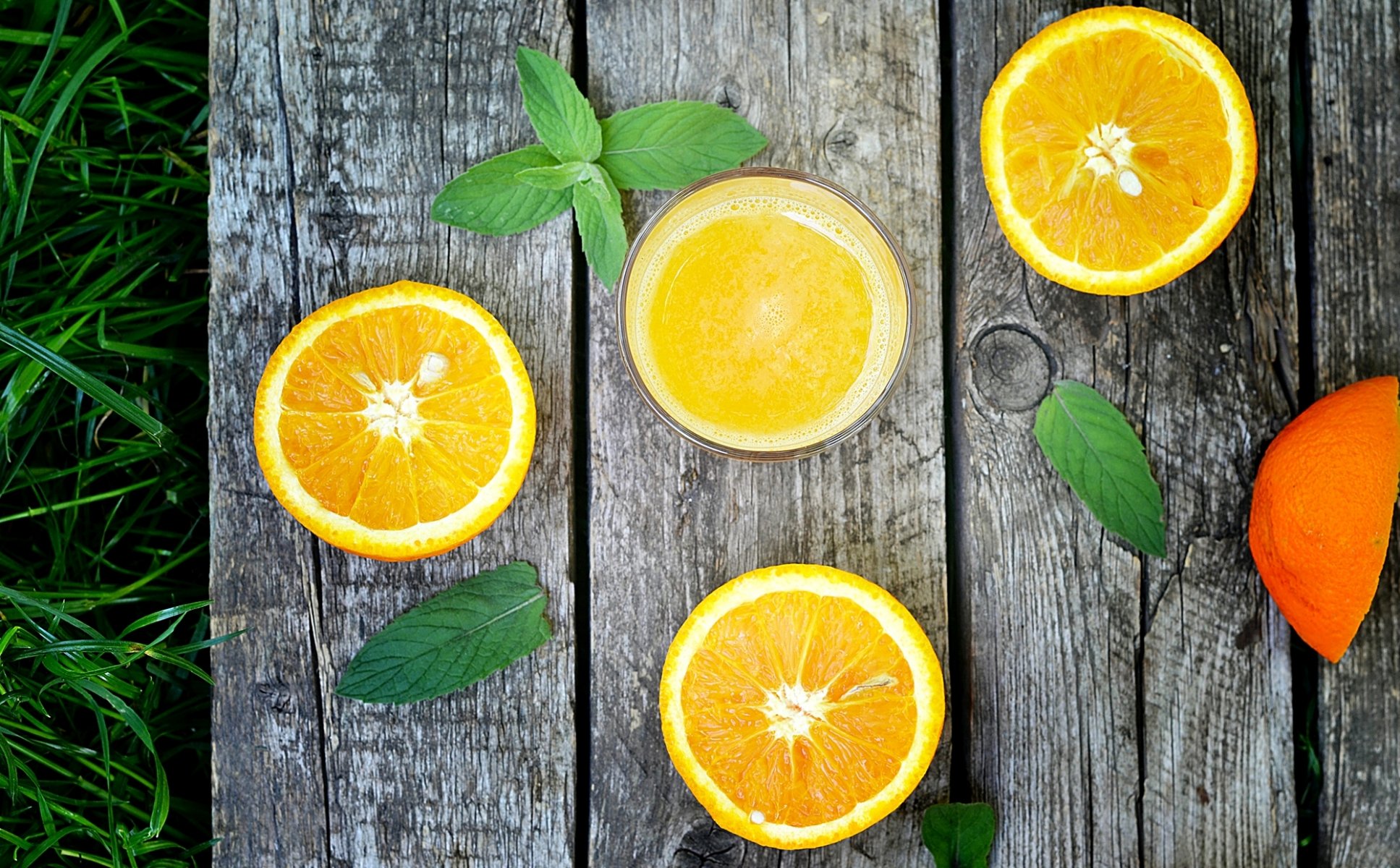 naranjas cítricos fruta jugo vaso hojas hierba tablas