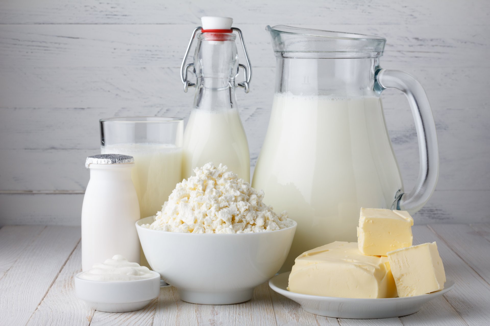 teller hüttenkäse butter saure sahne krug flasche milch glas tisch