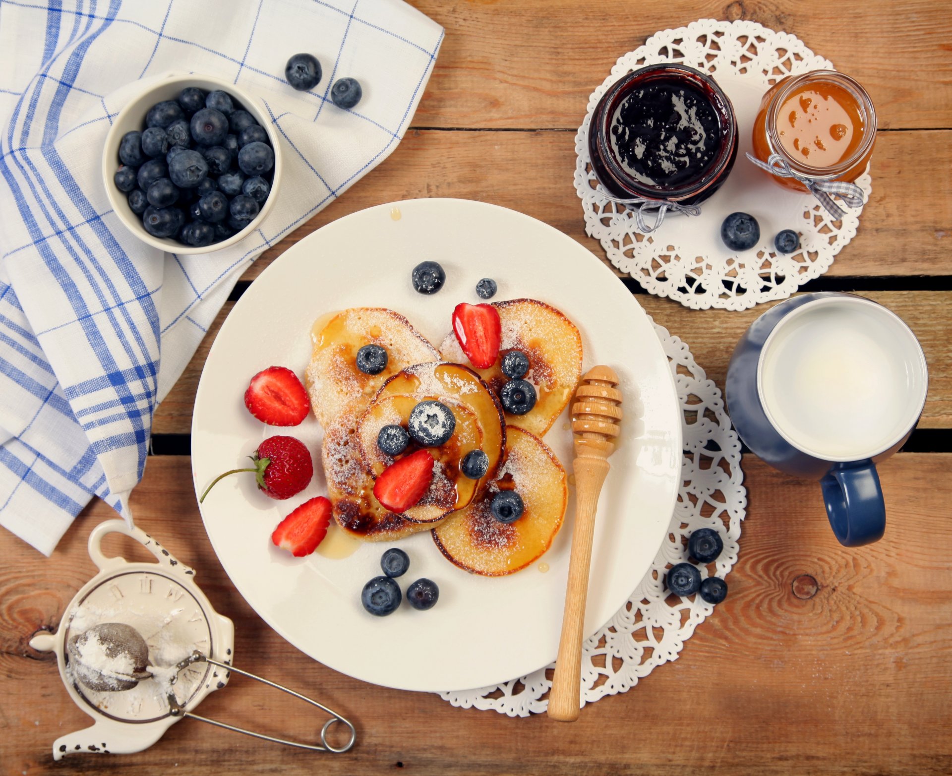 panqueques alimentos arándanos fresas leche postre comida