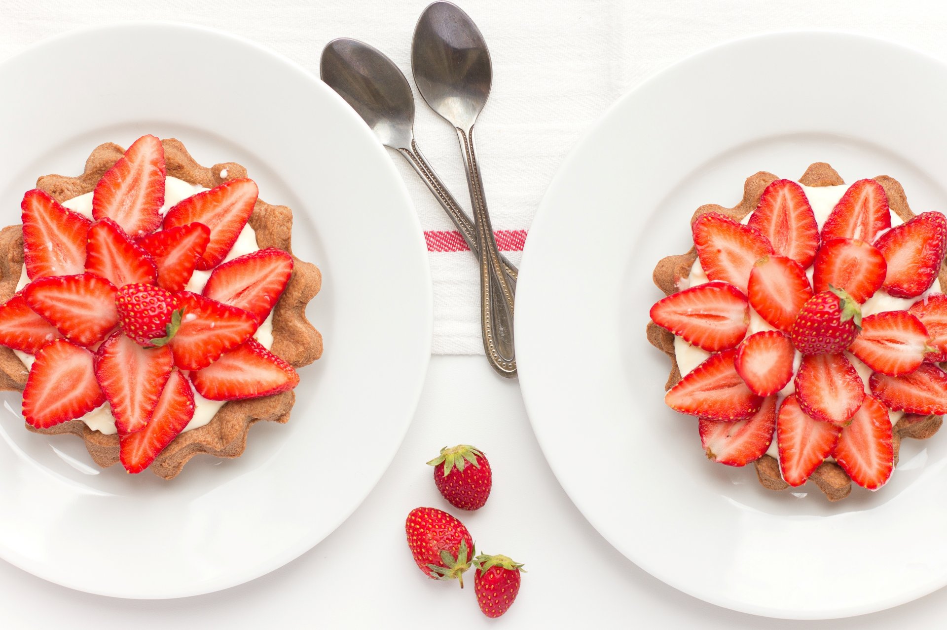 trawberry dessert berries spoon dish