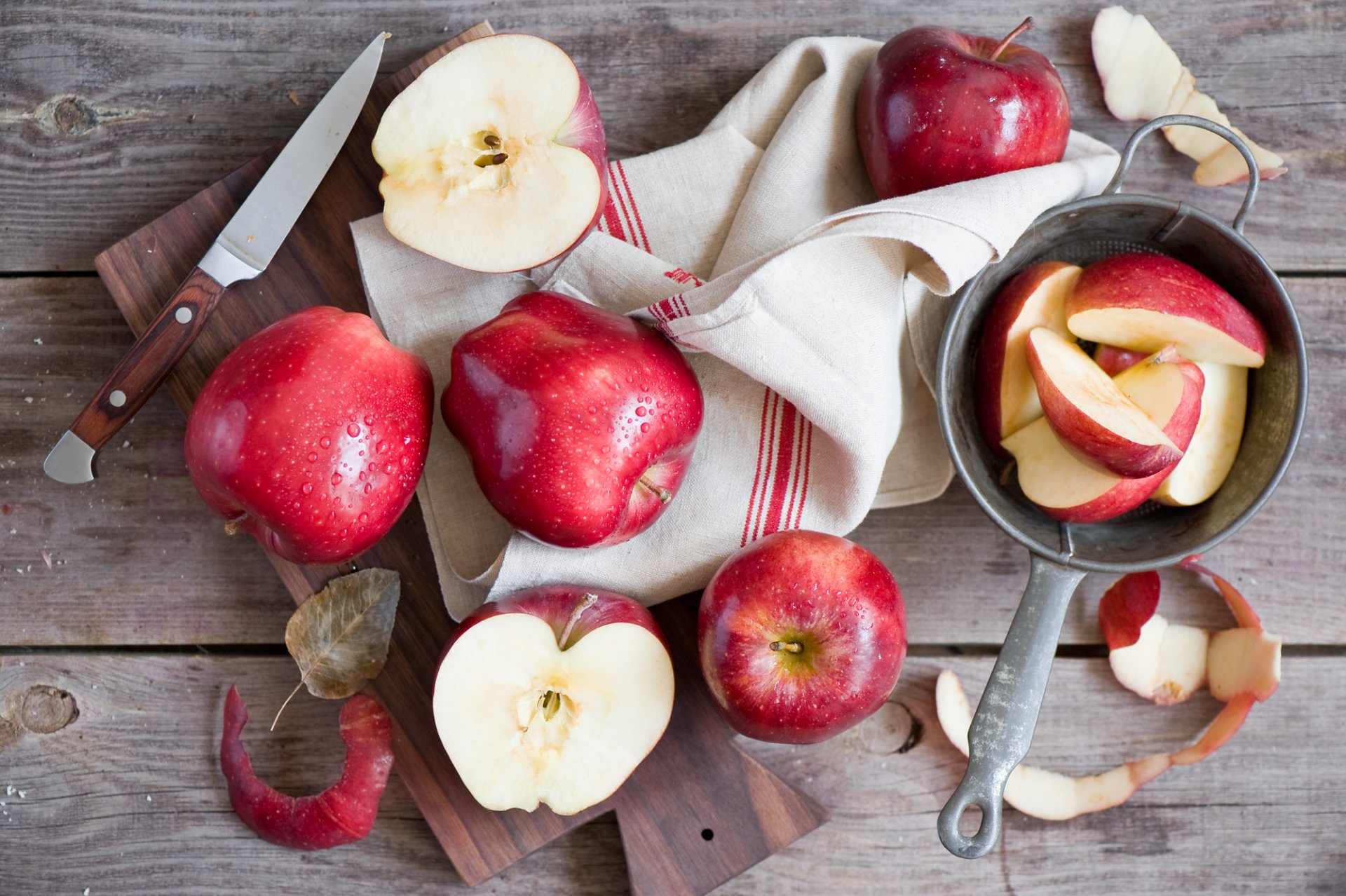 apples segments towel knife