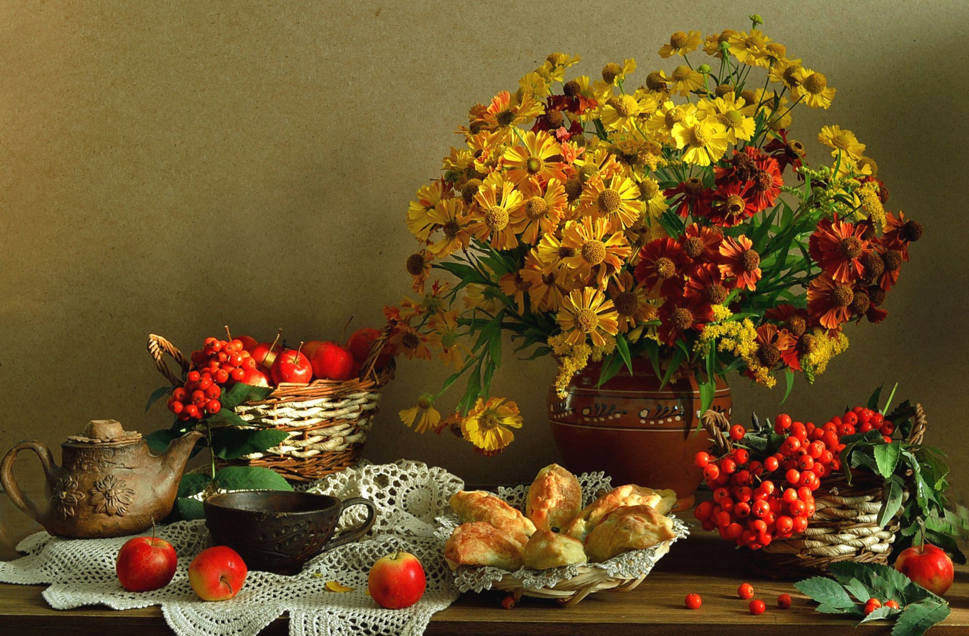 nature morte fleurs baies pommes théière tasse galettes