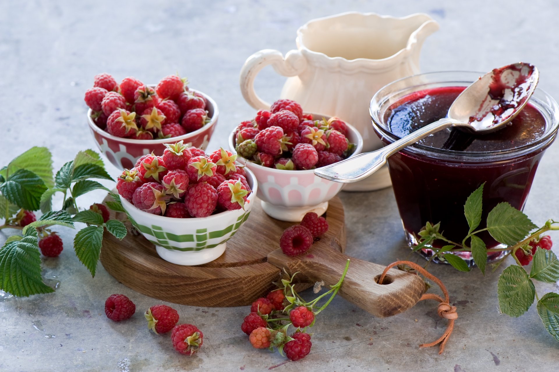 himbeeren beeren marmelade marmelade löffel geschirr blätter süß essen anna verdina