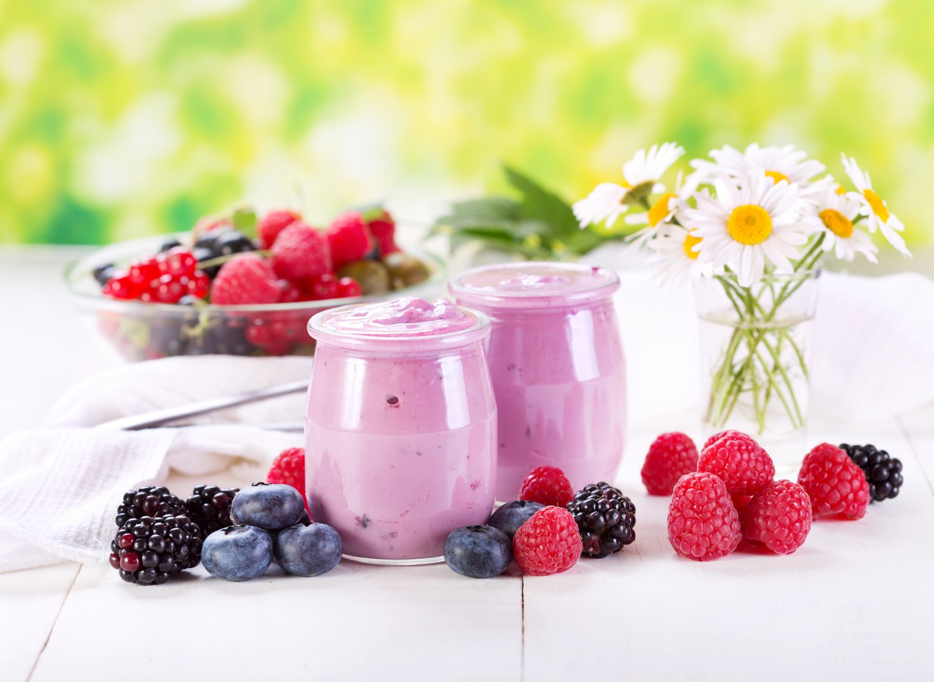 joghurt gläser blaubeeren brombeeren himbeeren beeren kamille blumen dessert