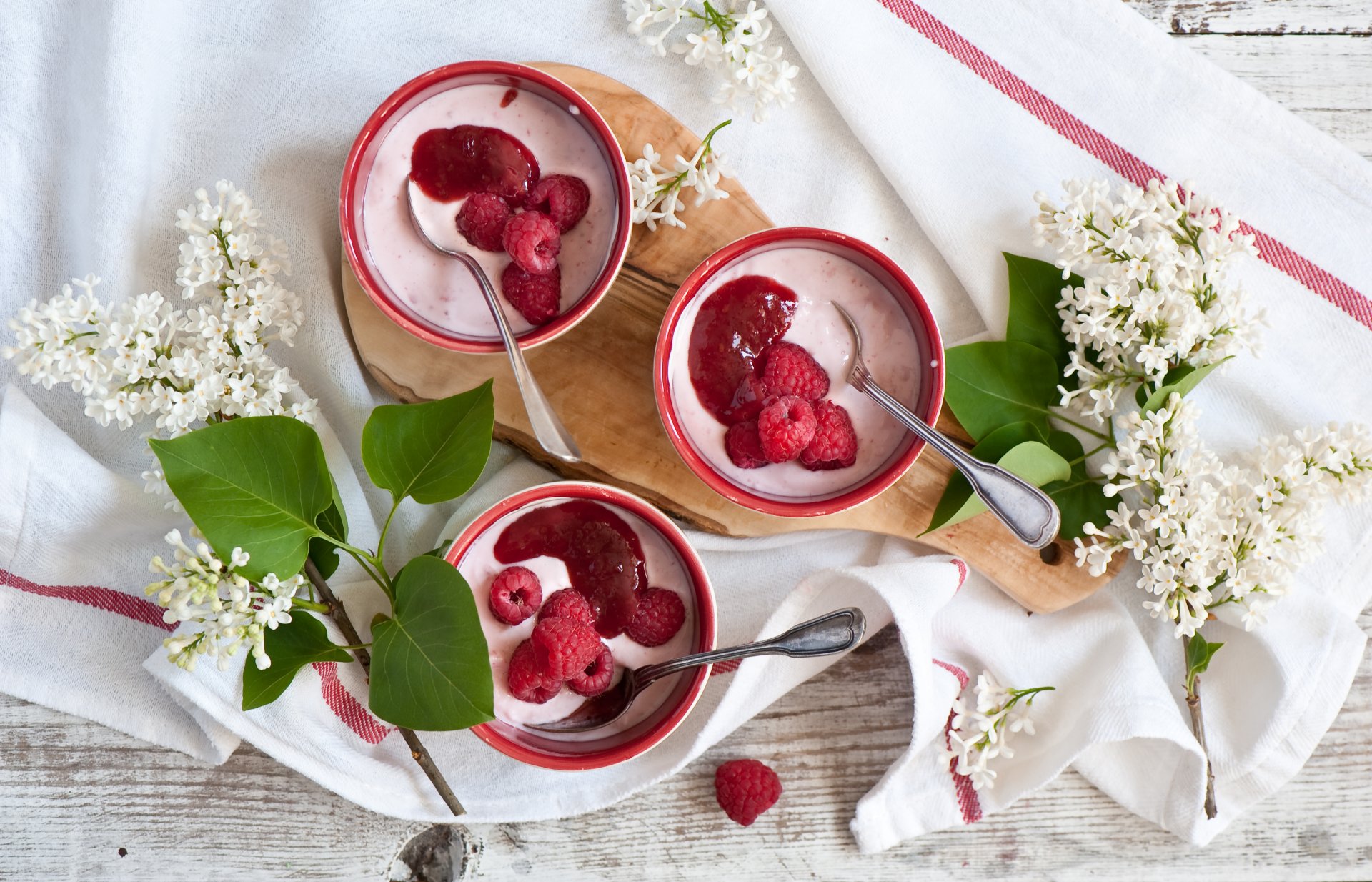 frühstück joghurt himbeeren flieder