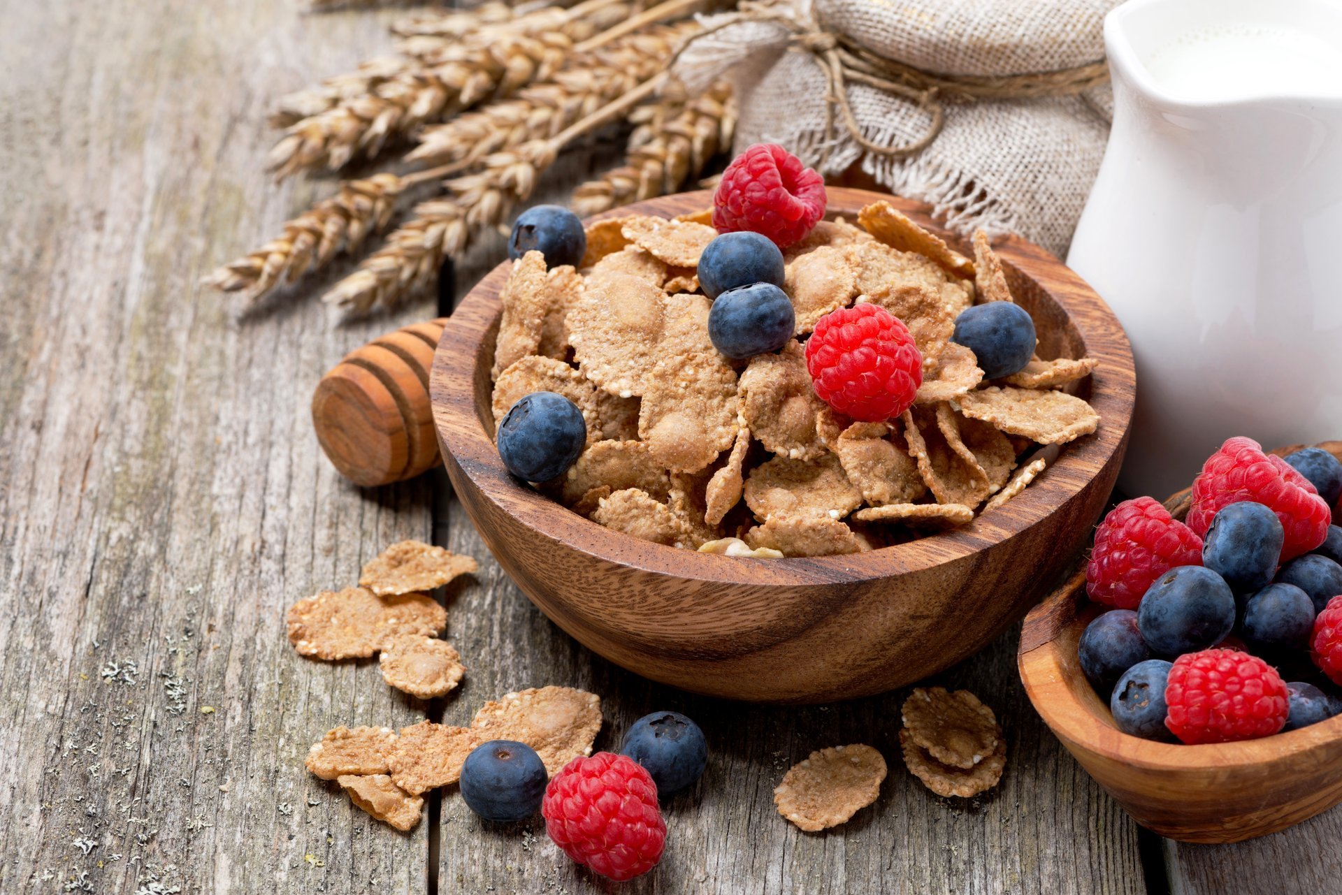 cereales desayuno frambuesas arándanos leche comida fruta frambuesas