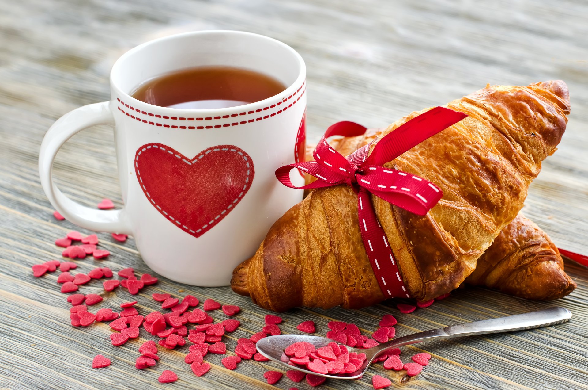 frühstück gebäck croissant kaffee tasse becher herz liebe herzen