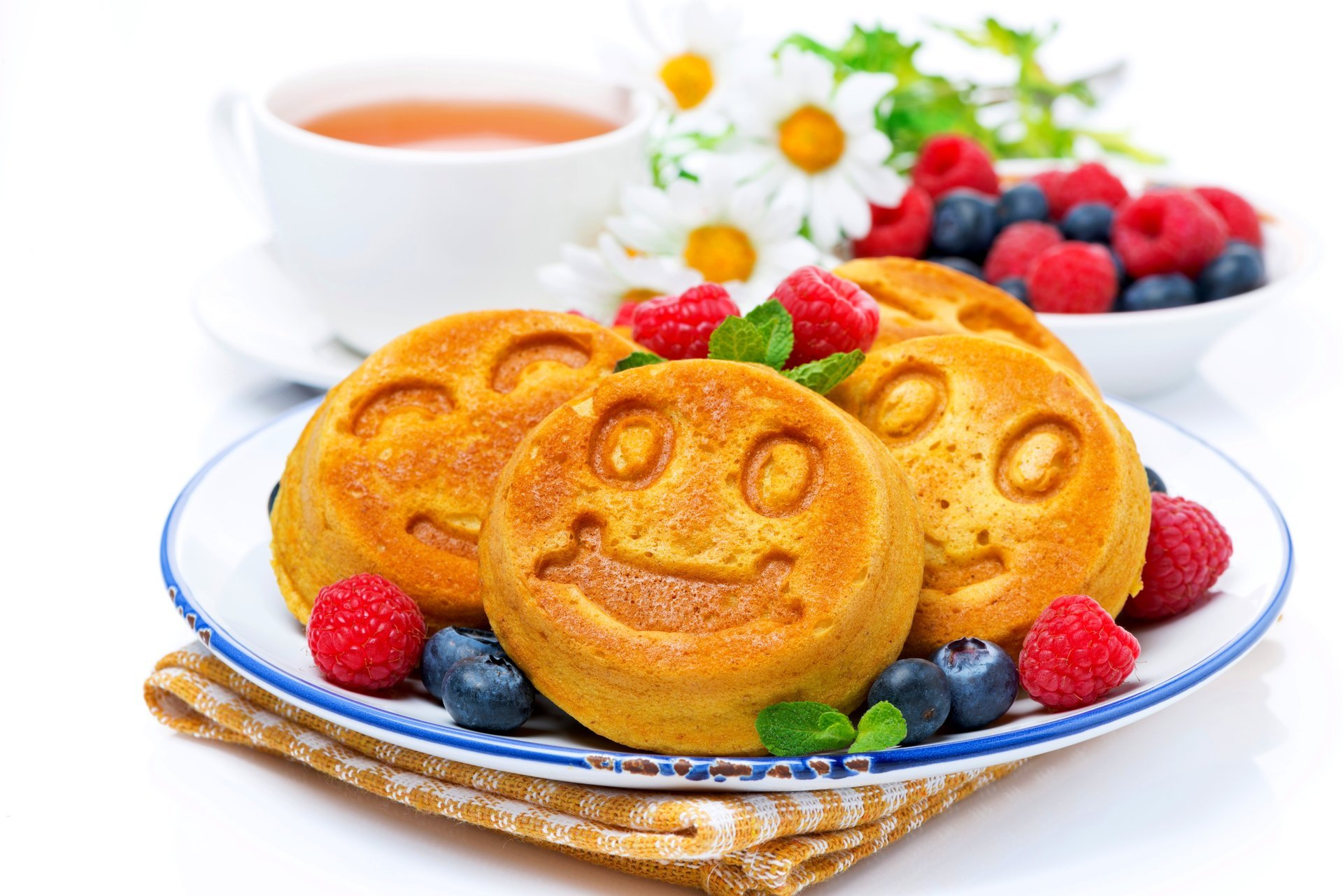 petit déjeuner muffins tasse thé framboises bleuets bouquet camomille thé bleuets