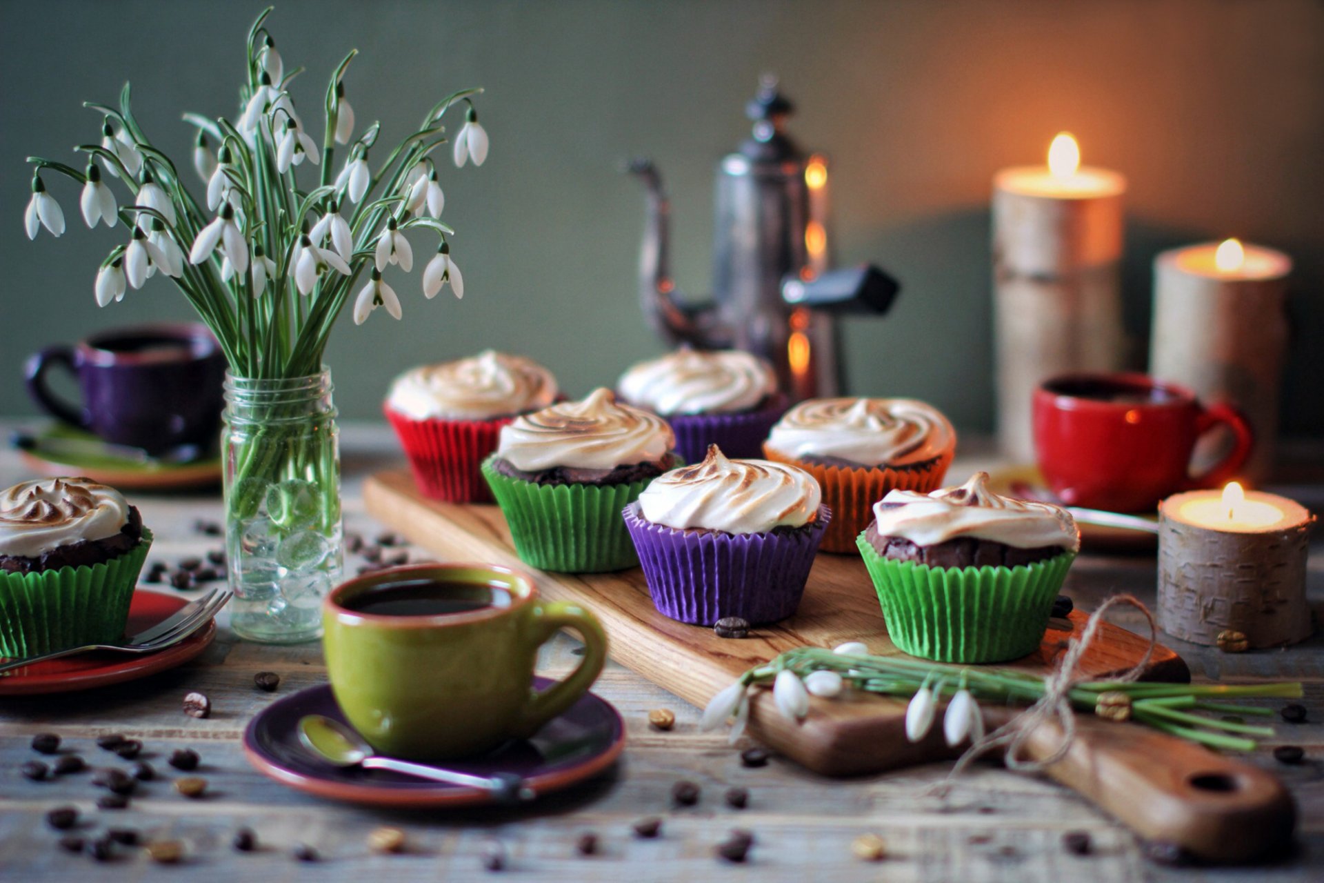 muffins crème meringue perce-neige fleurs tasses café dessert doux bougies