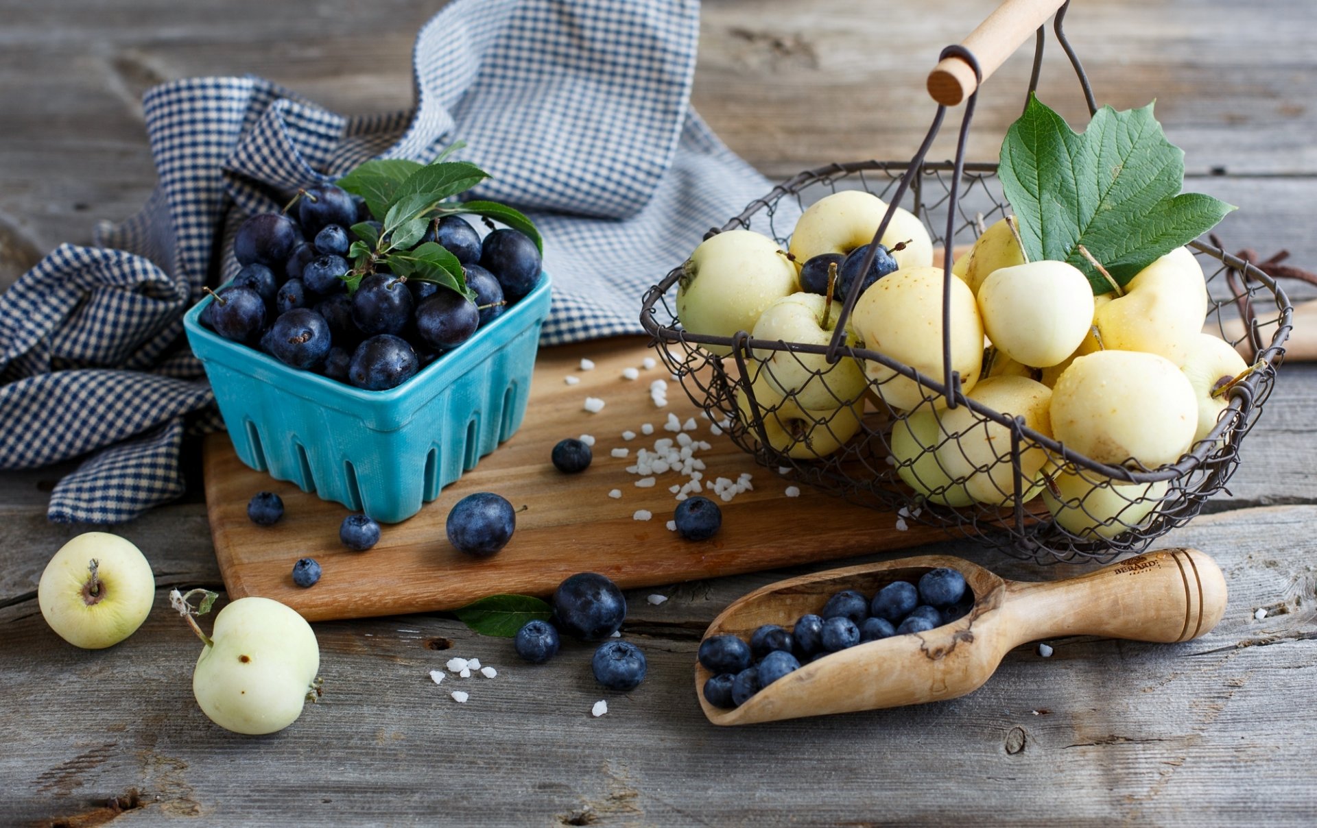 äpfel pflaumen obst korb korb blaubeeren blaubeeren beeren geschirr