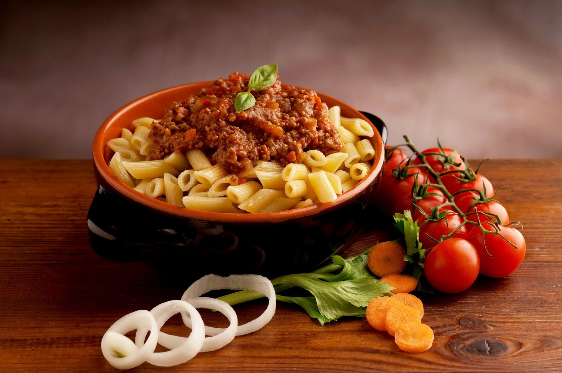 pasta fleisch tomaten nudeln gulasch karotten