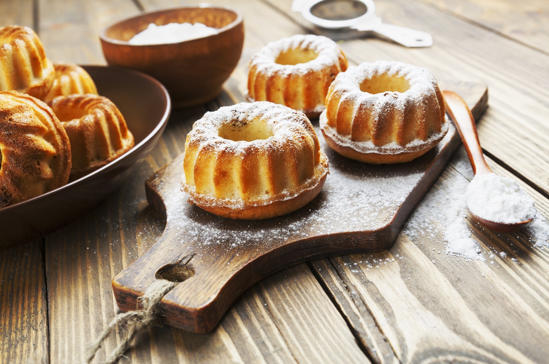 magdalenas pasteles azúcar polvo tablero comida postre