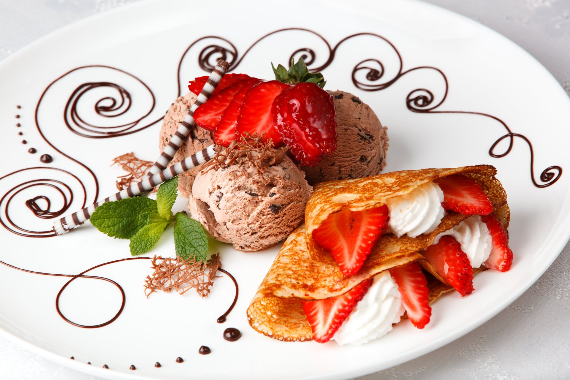 dessert eis pfannkuchen erdbeeren zuckerstangen minze