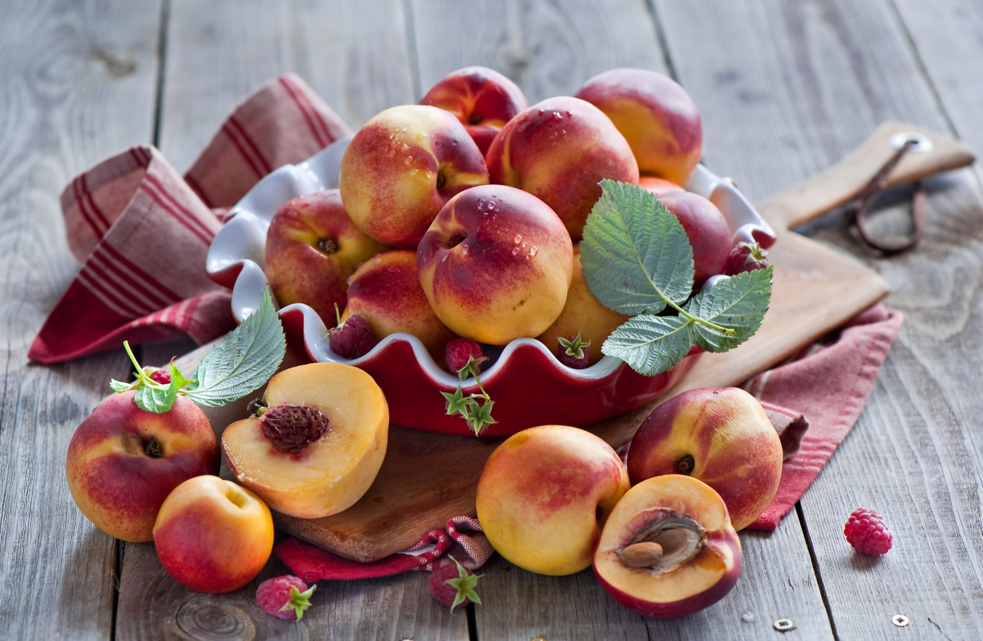 nektarine pfirsiche obst beeren himbeeren geschirr blätter tafel anna verdina