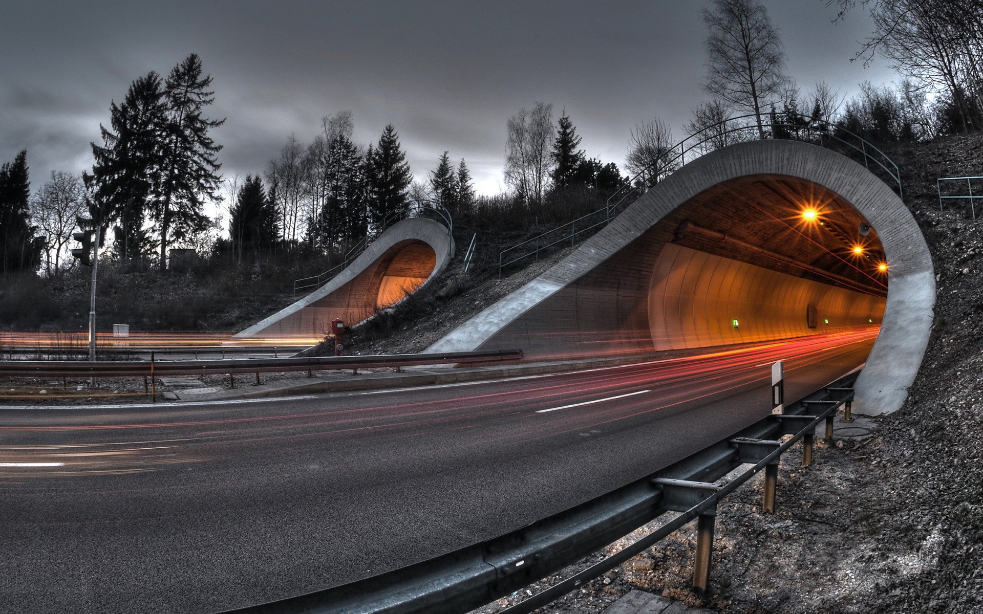 straße tunnel abend