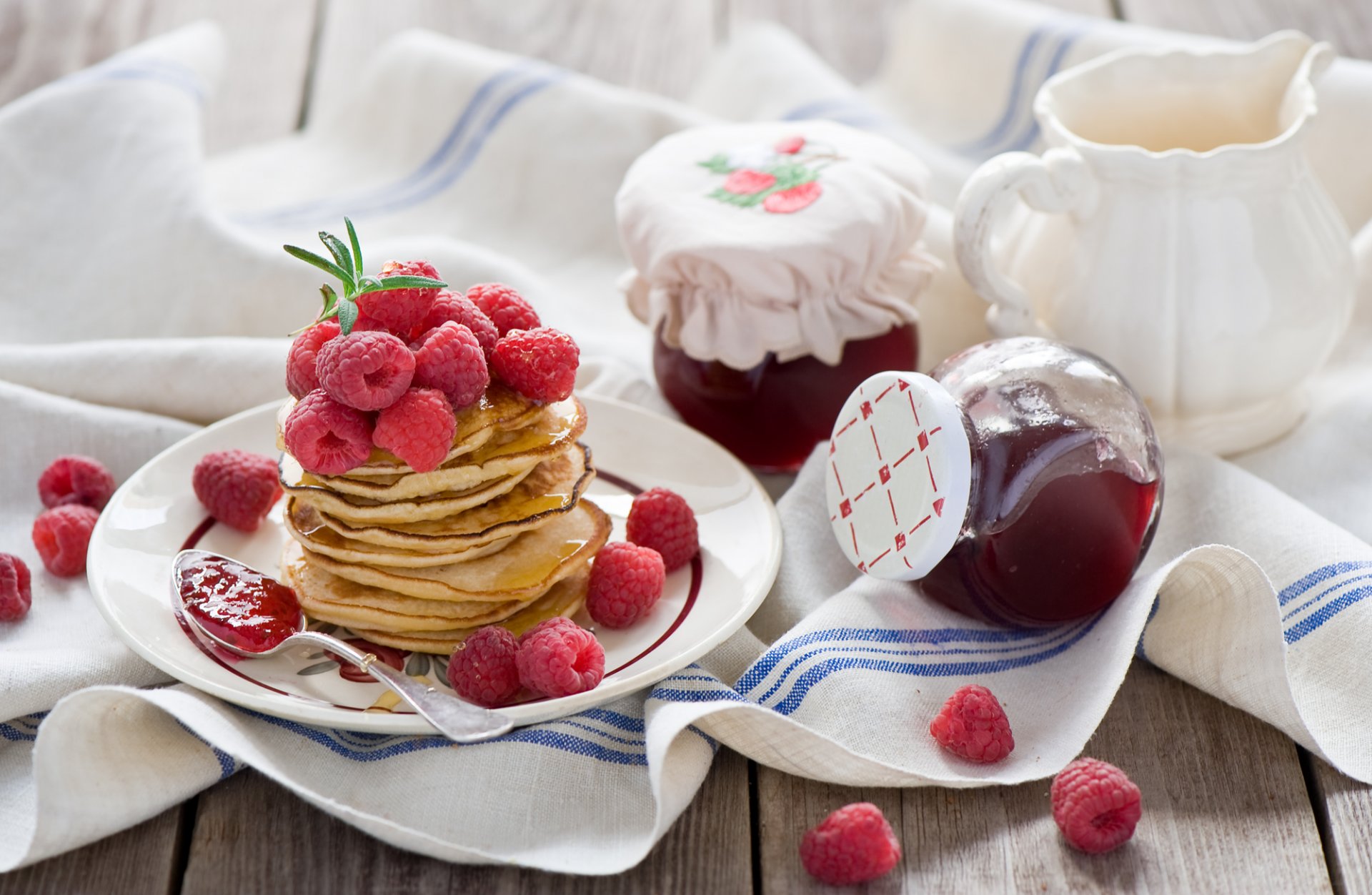 buñuelos panqueques panqueques frambuesas bayas mermelada mermelada comida cuchara