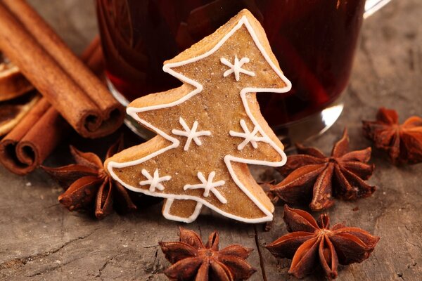 Biscotti alla cannella a forma di albero di Natale