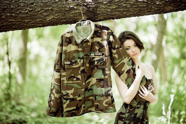 Schöne Brünette in der Natur in einem khaki-Kleid