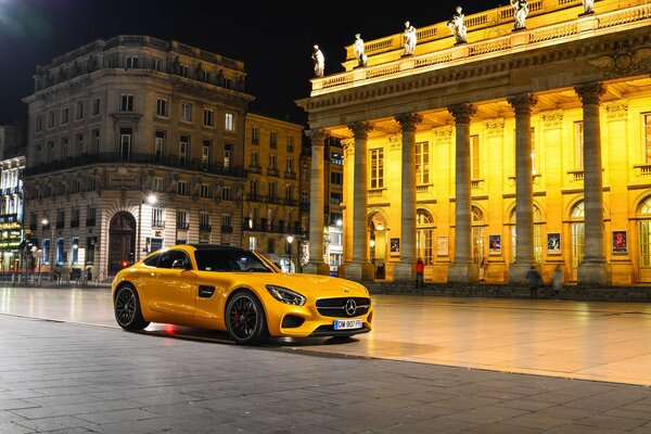 Jaune Mercedes Benz dans la ville de nuit