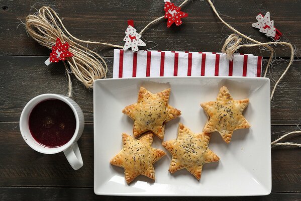 Galletas en forma de estrella con una taza de té