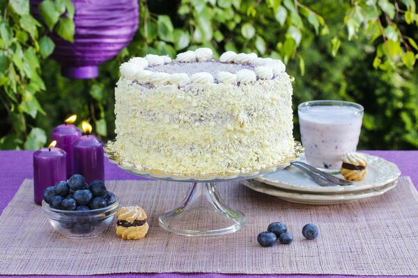 Lila Stillleben mit Kuchen und Kerzen