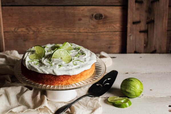 Kuchen mit Limette und Sahne auf einem Ständer