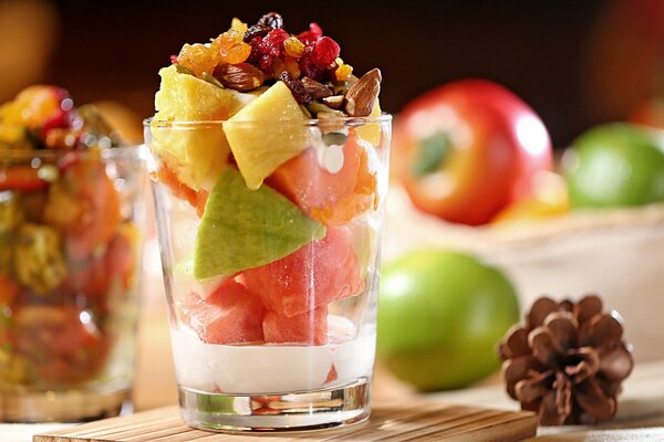 Dessert de fruits et de baies dans un verre