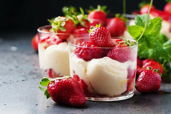 Helado en un vaso de vidrio con fresas y menta