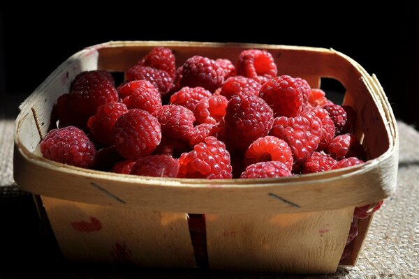 Eine Schüssel mit süßen Himbeeren. Waldbeere