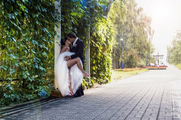 Brautpaare küssen sich leidenschaftlich bei ihrer Hochzeit auf der Straße