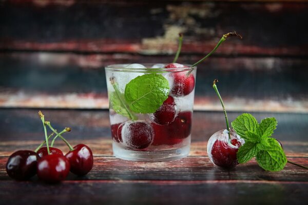 Cóctel con cerezas, menta y hielo