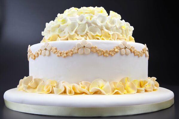 Gâteau de mariage avec des lys jaunes et blancs