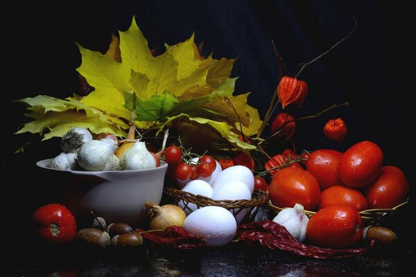 Martwa natura z jesiennymi liśćmi i dojrzałymi pomidorami