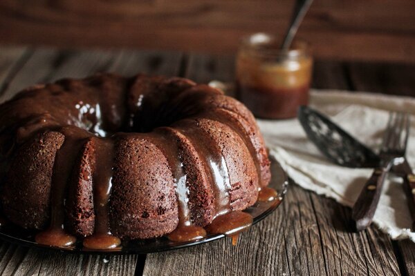 Pastel de chocolate fragante con propica