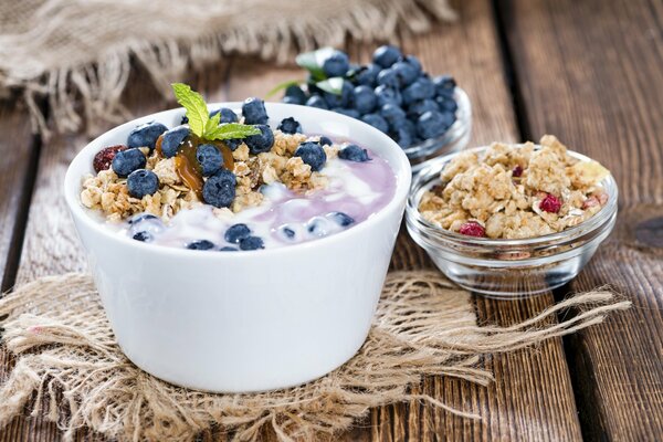 Dessert aus frischen Beeren in Joghurt mit Müsli