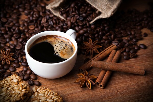 Stillleben. Eine Tasse Kaffee und Zimt nebenan