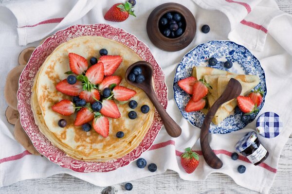 Pancakes with strawberries and blueberries