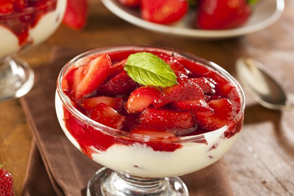 Dessert strawberries with cream