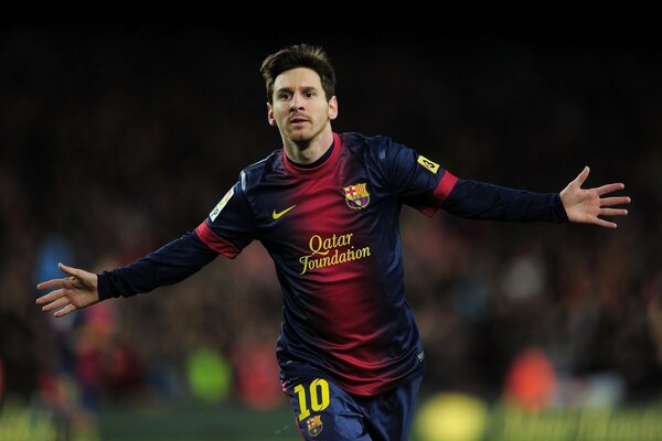 Gwiazda futbolu Leonel Messi biegnie po stadionie