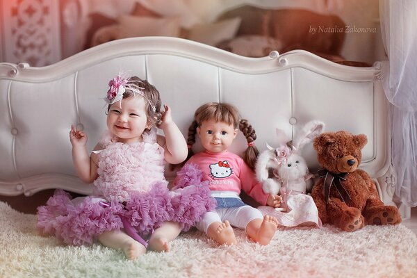 Elegante chica con juguetes. Dormitorio de los niños