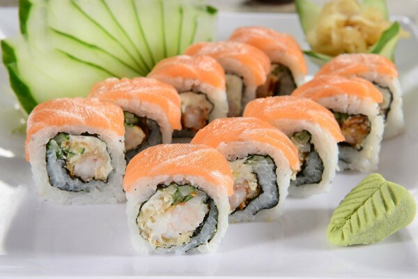 Cocina japonesa rollos frescos con wasabi