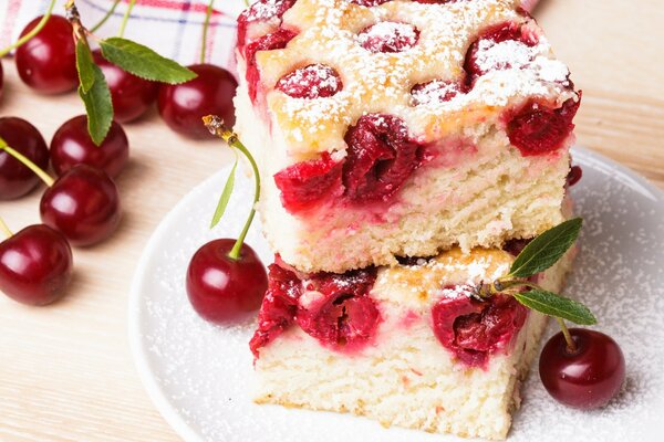 Tarte aux cerises au sucre en poudre et baies fraîches