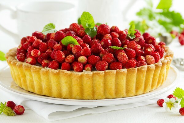 Kuchen mit Erdbeeren und Erdbeeren verziert