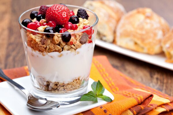 Colazione sana in un bicchiere trasparente