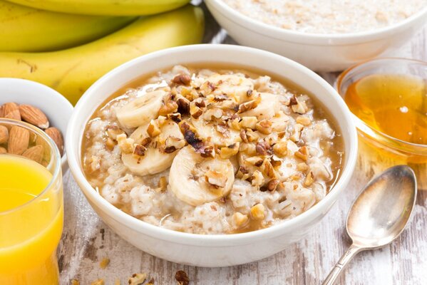 Oatmeal with banana, honey and nuts