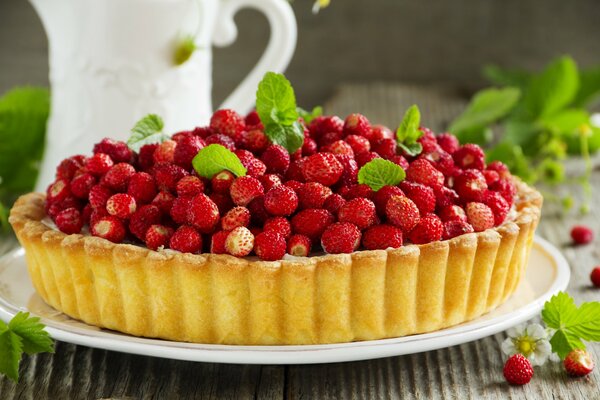 Tarte aux fraises à la menthe. Fond d écran appétissant avec une tarte aux baies. Papier peint de cuisson