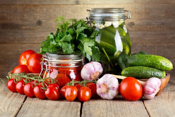 Stillleben mit Kirschtomaten mit Knoblauch und Gurken