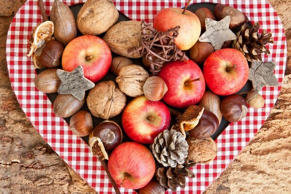 Obst und Kastanien auf einem Teller. Herbst