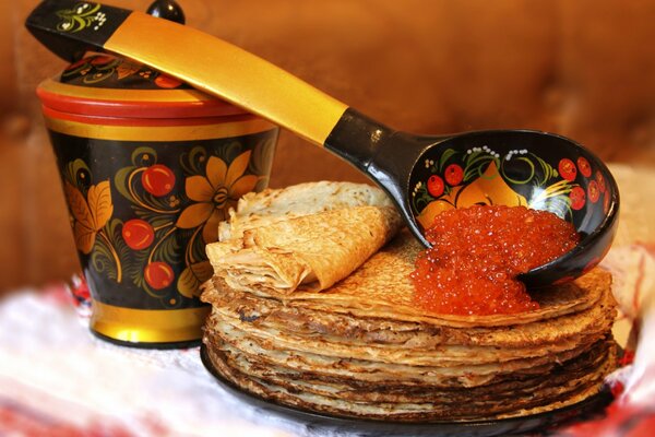 Hermosa naturaleza muerta con panqueques y caviar para el carnaval