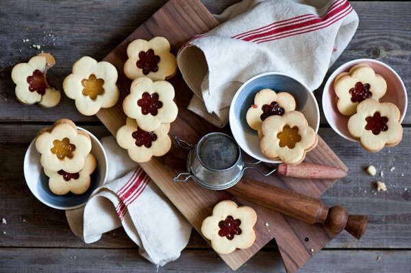 Biscuits bouclés avec passoire repose sur une serviette